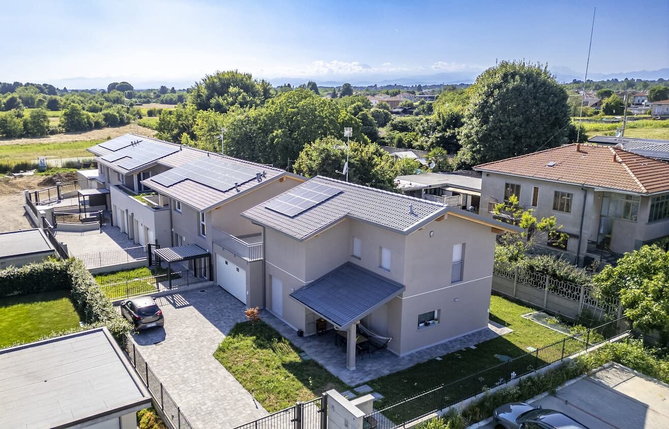 ville a schiera ristrutturate vista dal drone