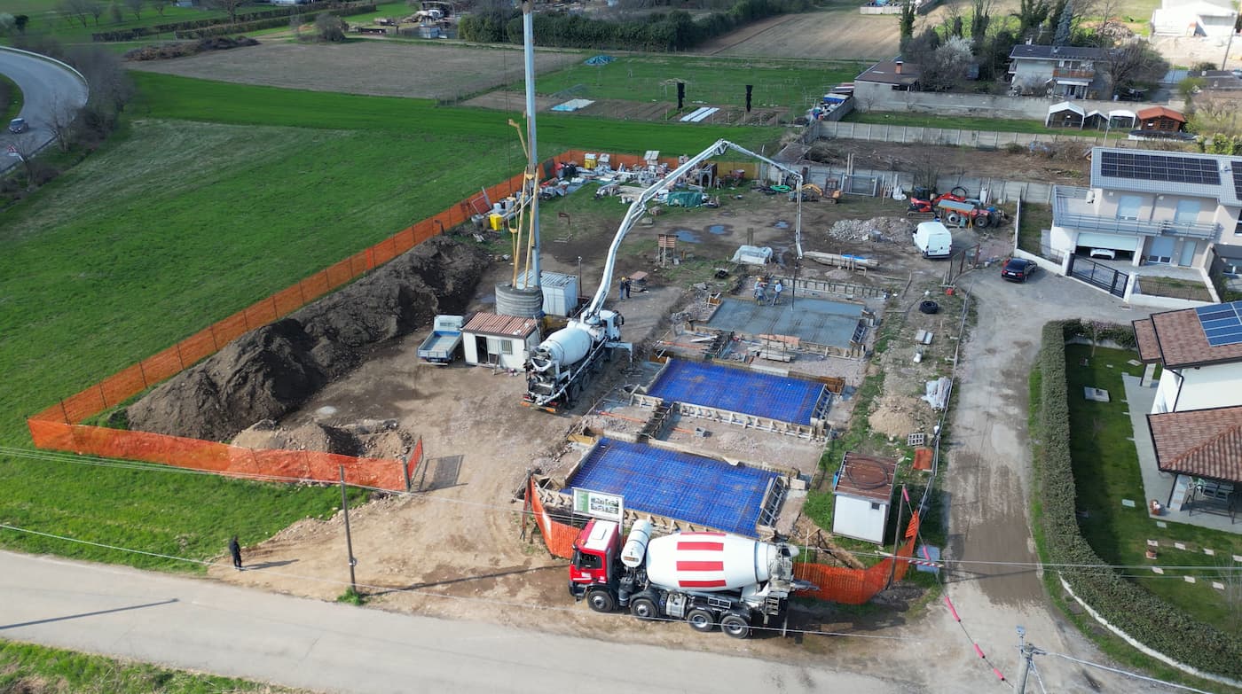 cantiere in costruzione visto da drone